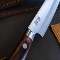 Set sadrži dva noža, santoku i petty, iz Suncraft AUS-10 linije. Noževi AUS-10 linije su oblikovani za kuhare koji traže klasičan zapadnjački nož od kvalitetnog japanskog čelika. Elegantan, u dobroj ravnoteži - to je japanski nož koji će postati vaš najomiljeniji.