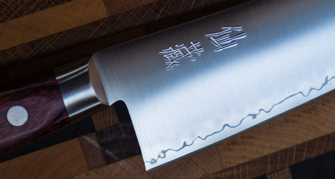 Santoku AUS-10 linije koristi se za rezanje povrća, ribe i mesa. Noževi AUS-10 linije su oblikovani za kuhare koji traže klasičan zapadnjački nož  od kvalitetnog japanskog čelika. Elegantan, u dobroj ravnoteži - to je japanski nož koji će postati vaš najomiljeniji.