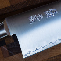 Set sadrži dva noža, santoku i petty, iz Suncraft AUS-10 linije. Noževi AUS-10 linije su oblikovani za kuhare koji traže klasičan zapadnjački nož od kvalitetnog japanskog čelika. Elegantan, u dobroj ravnoteži - to je japanski nož koji će postati vaš najomiljeniji.