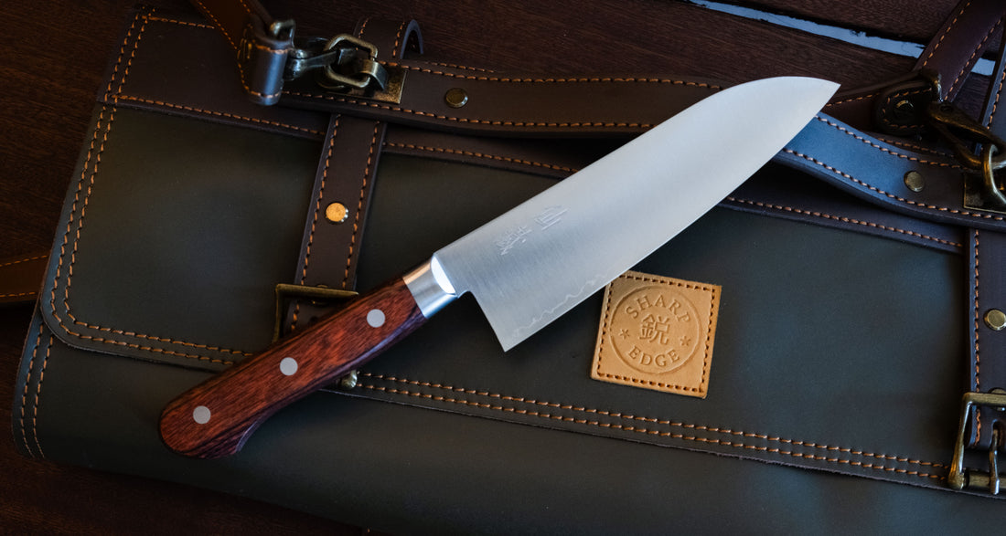 Santoku AUS-10 linije koristi se za rezanje povrća, ribe i mesa. Noževi AUS-10 linije su oblikovani za kuhare koji traže klasičan zapadnjački nož  od kvalitetnog japanskog čelika. Elegantan, u dobroj ravnoteži - to je japanski nož koji će postati vaš najomiljeniji.