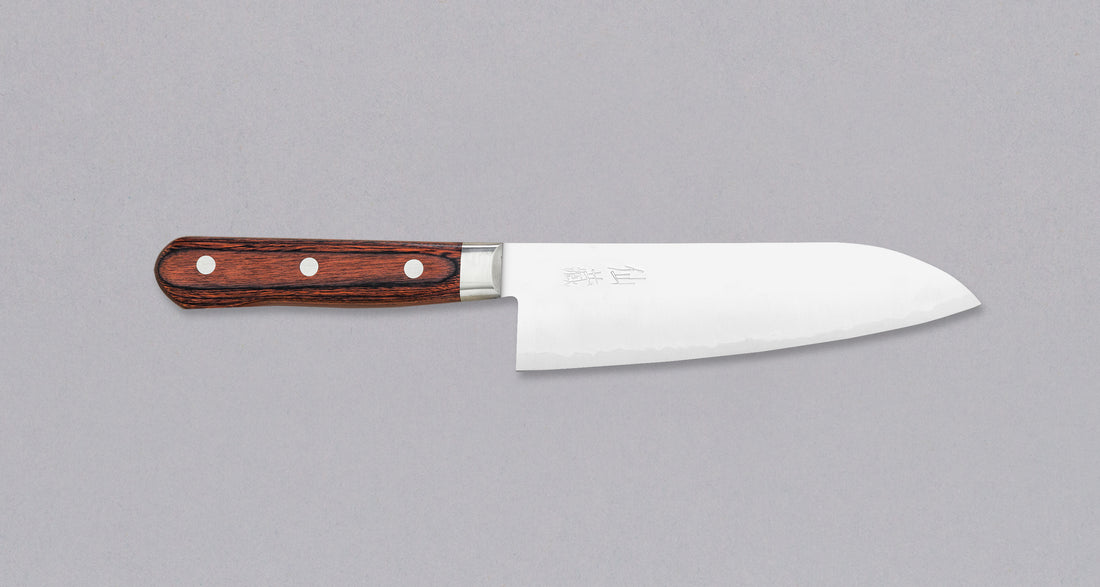 Santoku AUS-10 linije koristi se za rezanje povrća, ribe i mesa. Noževi AUS-10 linije su oblikovani za kuhare koji traže klasičan zapadnjački nož  od kvalitetnog japanskog čelika. Elegantan, u dobroj ravnoteži - to je japanski nož koji će postati vaš najomiljeniji.