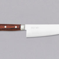 Santoku AUS-10 linije koristi se za rezanje povrća, ribe i mesa. Noževi AUS-10 linije su oblikovani za kuhare koji traže klasičan zapadnjački nož od kvalitetnog japanskog čelika. Elegantan, u dobroj ravnoteži - to je japanski nož koji će postati vaš najomiljeniji.