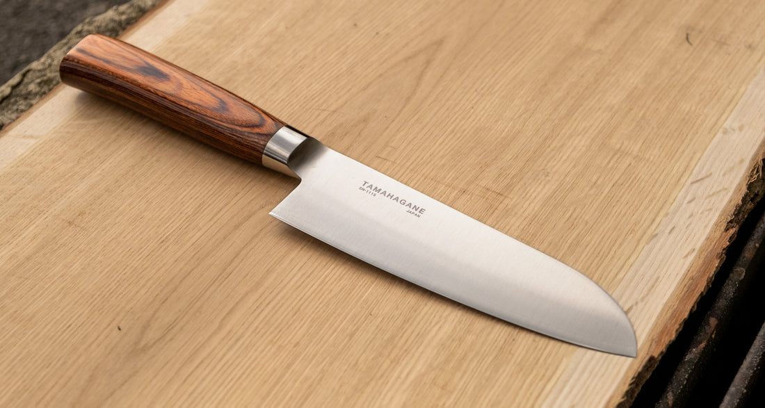 Santoku 160 mm je dobar za rezanje ribe, mesa i povrća. Oblik i dužina su primjerni za manji svestrani kuhinjski nož. Noževe Tamahagane izrađuju u Nigati u Japanu, u regiji poznatoj po proizvodima od čelika. Napravljeni su na tradicionalan način uz upotrebu moderne tehnologije.