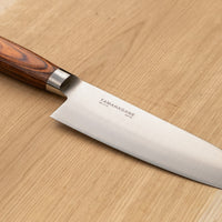 Santoku 160 mm je dobar za rezanje ribe, mesa i povrća. Oblik i dužina su primjerni za manji svestrani kuhinjski nož. Noževe Tamahagane izrađuju u Nigati u Japanu, u regiji poznatoj po proizvodima od čelika. Napravljeni su na tradicionalan način uz upotrebu moderne tehnologije.
