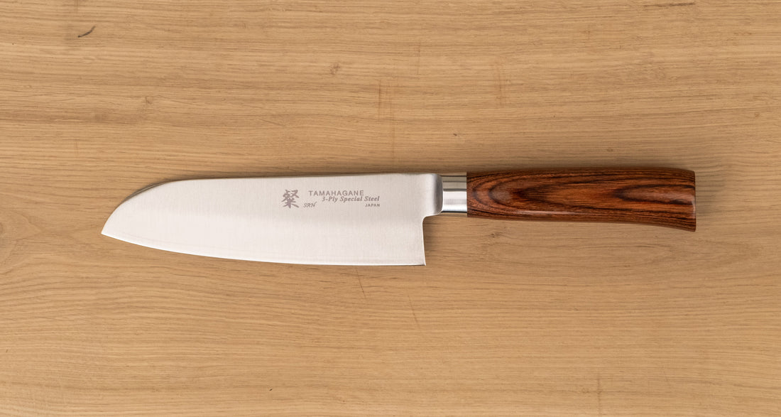 Santoku 160 mm je dobar za rezanje ribe, mesa i povrća. Oblik i dužina su primjerni za manji svestrani kuhinjski nož. Noževe Tamahagane izrađuju u Nigati u Japanu, u regiji poznatoj po proizvodima od čelika. Napravljeni su na tradicionalan način uz upotrebu moderne tehnologije.