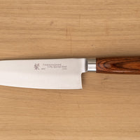 Santoku 160 mm je dobar za rezanje ribe, mesa i povrća. Oblik i dužina su primjerni za manji svestrani kuhinjski nož. Noževe Tamahagane izrađuju u Nigati u Japanu, u regiji poznatoj po proizvodima od čelika. Napravljeni su na tradicionalan način uz upotrebu moderne tehnologije.