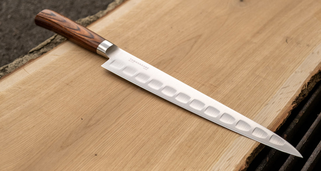 Slicer 270 mm: Duga i uska oštrica je prikladna za rezanje tankih komada mesa i ribe. Udubine na oštrici su estetske i korisne, jer se prilikom rezanja, zbog neravne površine, stvaraju zračni džepići koji sprječavaju lijepljenje namirnica na oštricu. Nož je zato namijenjen rezanju mesnih proizvoda i ribe npr. lososa.