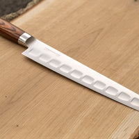 Slicer 270 mm: Duga i uska oštrica je prikladna za rezanje tankih komada mesa i ribe. Udubine na oštrici su estetske i korisne, jer se prilikom rezanja, zbog neravne površine, stvaraju zračni džepići koji sprječavaju lijepljenje namirnica na oštricu. Nož je zato namijenjen rezanju mesnih proizvoda i ribe npr. lososa.