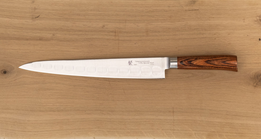 Slicer 270 mm: Duga i uska oštrica je prikladna za rezanje tankih komada mesa i ribe. Udubine na oštrici su estetske i korisne, jer se prilikom rezanja, zbog neravne površine, stvaraju zračni džepići koji sprječavaju lijepljenje namirnica na oštricu. Nož je zato namijenjen rezanju mesnih proizvoda i ribe npr. lososa.