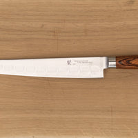 Slicer 270 mm: Duga i uska oštrica je prikladna za rezanje tankih komada mesa i ribe. Udubine na oštrici su estetske i korisne, jer se prilikom rezanja, zbog neravne površine, stvaraju zračni džepići koji sprječavaju lijepljenje namirnica na oštricu. Nož je zato namijenjen rezanju mesnih proizvoda i ribe npr. lososa.