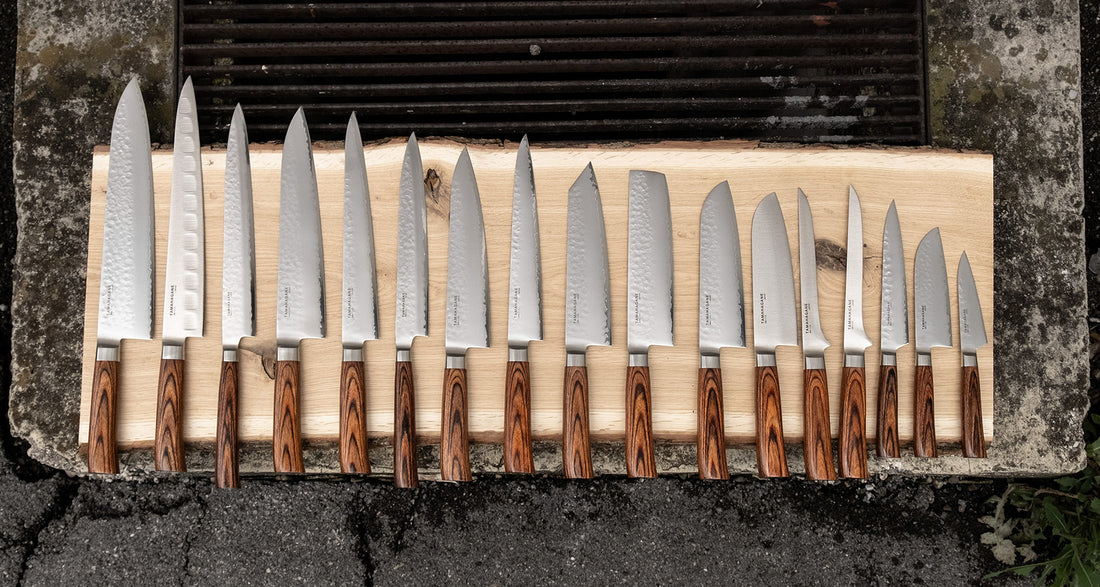 Set Tamahagane noževa. Tamahagane San Nakiri 180 mm je japanski nož za rezanje povrća. Nož će blistati prilikom sjeckanja i rezanja na kuhinjskoj dasci. Za domaću te profesionalnu upotrebu, nezamjenjiv za ljubitelje povrća. Noževe Tamahagane izrađuju u Nigati u Japanu, u regiji poznatoj po proizvodima od čelika. Napravljeni su na tradicionalan način uz upotrebu moderne tehnologije.