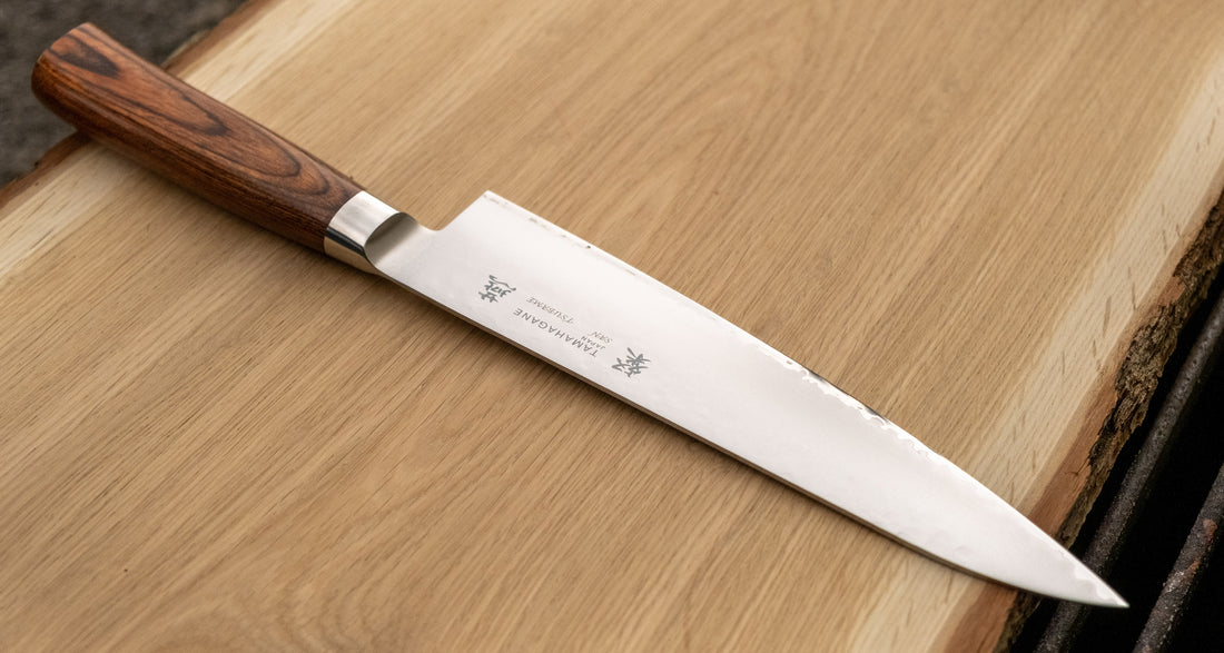 Gyuto ili Chef's knife je svestran kuhinjski nož koji će blistati prilikom sjeckanja i rezanja na kuhinjskoj dasci. Noževe Tamahagane izrađuju u Nigati u Japanu, u regiji poznatoj po proizvodima od čelika. Napravljeni su na tradicionalan način uz upotrebu moderne tehnologije.