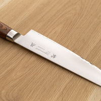 Gyuto ili Chef's knife je svestran kuhinjski nož koji će blistati prilikom sjeckanja i rezanja na kuhinjskoj dasci. Noževe Tamahagane izrađuju u Nigati u Japanu, u regiji poznatoj po proizvodima od čelika. Napravljeni su na tradicionalan način uz upotrebu moderne tehnologije.