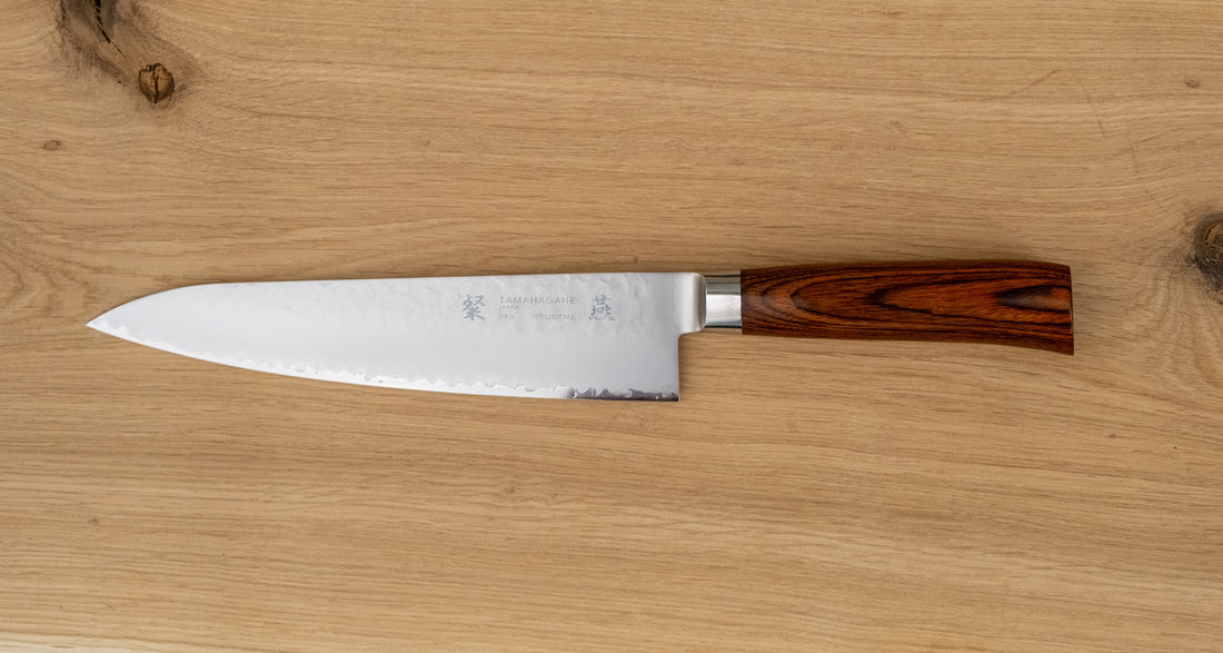Gyuto ili Chef's knife je svestran kuhinjski nož koji će blistati prilikom sjeckanja i rezanja na kuhinjskoj dasci. Noževe Tamahagane izrađuju u Nigati u Japanu, u regiji poznatoj po proizvodima od čelika. Napravljeni su na tradicionalan način uz upotrebu moderne tehnologije.