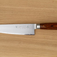 Gyuto ili Chef's knife je svestran kuhinjski nož koji će blistati prilikom sjeckanja i rezanja na kuhinjskoj dasci. Noževe Tamahagane izrađuju u Nigati u Japanu, u regiji poznatoj po proizvodima od čelika. Napravljeni su na tradicionalan način uz upotrebu moderne tehnologije.