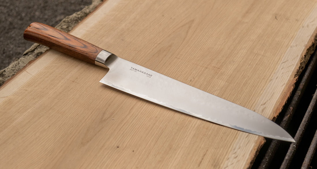 Gyuto ili Chef's knife je svestran kuhinjski nož koji će blistati prilikom sjeckanja i rezanja na kuhinjskoj dasci. Noževe Tamahagane izrađuju u Nigati u Japanu, u regiji poznatoj po proizvodima od čelika. Napravljeni su na tradicionalan način uz upotrebu moderne tehnologije.