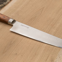 Gyuto ili Chef's knife je svestran kuhinjski nož koji će blistati prilikom sjeckanja i rezanja na kuhinjskoj dasci. Noževe Tamahagane izrađuju u Nigati u Japanu, u regiji poznatoj po proizvodima od čelika. Napravljeni su na tradicionalan način uz upotrebu moderne tehnologije.