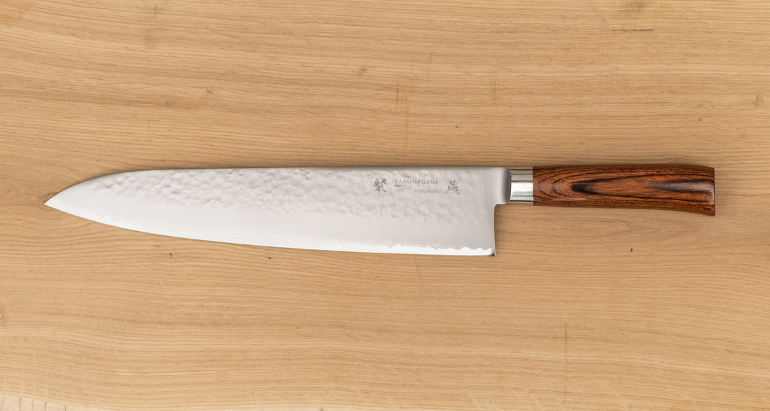 Gyuto ili Chef's knife je svestran kuhinjski nož koji će blistati prilikom sjeckanja i rezanja na kuhinjskoj dasci. Noževe Tamahagane izrađuju u Nigati u Japanu, u regiji poznatoj po proizvodima od čelika. Napravljeni su na tradicionalan način uz upotrebu moderne tehnologije.