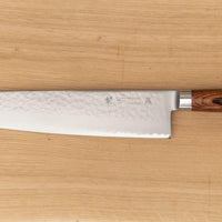 Gyuto ili Chef's knife je svestran kuhinjski nož koji će blistati prilikom sjeckanja i rezanja na kuhinjskoj dasci. Noževe Tamahagane izrađuju u Nigati u Japanu, u regiji poznatoj po proizvodima od čelika. Napravljeni su na tradicionalan način uz upotrebu moderne tehnologije.