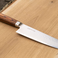 Tamahagane San Kengata 190 mm ili Bunka je svestran kuhinjski nož koji će blistati prilikom sjeckanja i rezanja na kuhinjskoj dasci. Veličina oštrice je 190 mm. Noževe Tamahagane izrađuju u Nigati u Japanu, u regiji poznatoj po proizvodima od čelika. Napravljeni su na tradicionalan način uz upotrebu moderne tehnologije.