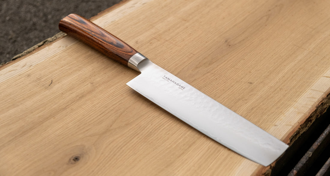 Tamahagane San Nakiri 180 mm je japanski nož za rezanje povrća. Nož će blistati prilikom sjeckanja i rezanja na kuhinjskoj dasci. Za domaću te profesionalnu upotrebu, nezamjenjiv za ljubitelje povrća. Noževe Tamahagane izrađuju u Nigati u Japanu, u regiji poznatoj po proizvodima od čelika. Napravljeni su na tradicionalan način uz upotrebu moderne tehnologije.