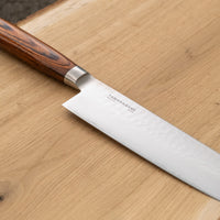 Tamahagane San Nakiri 180 mm je japanski nož za rezanje povrća. Nož će blistati prilikom sjeckanja i rezanja na kuhinjskoj dasci. Za domaću te profesionalnu upotrebu, nezamjenjiv za ljubitelje povrća. Noževe Tamahagane izrađuju u Nigati u Japanu, u regiji poznatoj po proizvodima od čelika. Napravljeni su na tradicionalan način uz upotrebu moderne tehnologije.