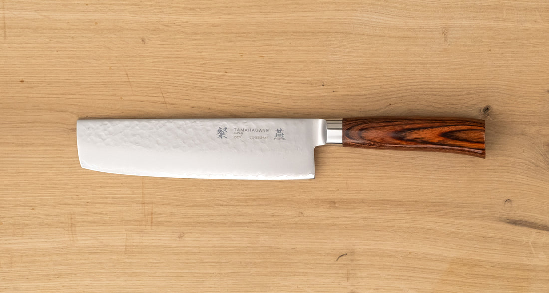 Tamahagane San Nakiri 180 mm je japanski nož za rezanje povrća. Nož će blistati prilikom sjeckanja i rezanja na kuhinjskoj dasci. Za domaću te profesionalnu upotrebu, nezamjenjiv za ljubitelje povrća. Noževe Tamahagane izrađuju u Nigati u Japanu, u regiji poznatoj po proizvodima od čelika. Napravljeni su na tradicionalan način uz upotrebu moderne tehnologije.