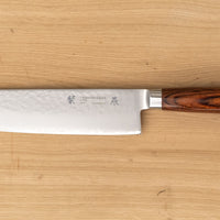 Tamahagane San Nakiri 180 mm je japanski nož za rezanje povrća. Nož će blistati prilikom sjeckanja i rezanja na kuhinjskoj dasci. Za domaću te profesionalnu upotrebu, nezamjenjiv za ljubitelje povrća. Noževe Tamahagane izrađuju u Nigati u Japanu, u regiji poznatoj po proizvodima od čelika. Napravljeni su na tradicionalan način uz upotrebu moderne tehnologije.