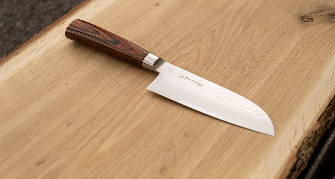Santoku 120 mm je dobar za rezanje ribe, mesa i povrća. Oblik i dužina su primjerni za manji svestrani kuhinjski nož. Noževe Tamahagane izrađuju u Nigati u Japanu, u regiji poznatoj po proizvodima od čelika. Napravljeni su na tradicionalan način uz upotrebu moderne tehnologije.