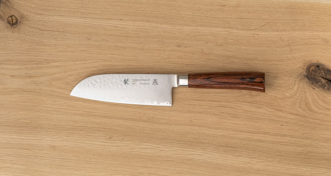 Santoku 120 mm je dobar za rezanje ribe, mesa i povrća. Oblik i dužina su primjerni za manji svestrani kuhinjski nož. Noževe Tamahagane izrađuju u Nigati u Japanu, u regiji poznatoj po proizvodima od čelika. Napravljeni su na tradicionalan način uz upotrebu moderne tehnologije.