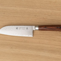 Santoku 120 mm je dobar za rezanje ribe, mesa i povrća. Oblik i dužina su primjerni za manji svestrani kuhinjski nož. Noževe Tamahagane izrađuju u Nigati u Japanu, u regiji poznatoj po proizvodima od čelika. Napravljeni su na tradicionalan način uz upotrebu moderne tehnologije.