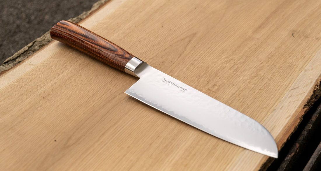 Santoku 175 mm je dobar za rezanje ribe, mesa i povrća. Oblik i dužina su primjerni za manji svestrani kuhinjski nož. Noževe Tamahagane izrađuju u Nigati u Japanu, u regiji poznatoj po proizvodima od čelika. Napravljeni su na tradicionalan način uz upotrebu moderne tehnologije.