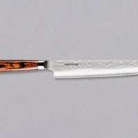 Tamahagane "TSUBAME" Sashimi-Slicer 210mm Sashimi 210 mm: Duga i uska oštrica je prikladna za rezanje tankih komada mesa i ribe. Ovaj je nož izvrstan za žar i sushi majstore te za sve ljubitelje odličnih odrezaka! Noževe Tamahagane izrađuju u Nigati u Japanu, u regiji poznatoj po proizvodima od čelika. Napravljeni su na tradicionalan način uz upotrebu moderne tehnologije.