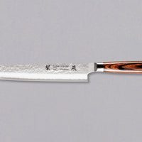 Tamahagane "TSUBAME" Sashimi-Slicer 210mmSashimi 210 mm: Duga i uska oštrica je prikladna za rezanje tankih komada mesa i ribe. Ovaj je nož izvrstan za žar i sushi majstore te za sve ljubitelje odličnih odrezaka! Noževe Tamahagane izrađuju u Nigati u Japanu, u regiji poznatoj po proizvodima od čelika. Napravljeni su na tradicionalan način uz upotrebu moderne tehnologije.