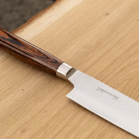 Sashimi 210 mm: Duga i uska oštrica je prikladna za rezanje tankih komada mesa i ribe. Ovaj je nož izvrstan za žar i sushi majstore te za sve ljubitelje odličnih odrezaka! Noževe Tamahagane izrađuju u Nigati u Japanu, u regiji poznatoj po proizvodima od čelika. Napravljeni su na tradicionalan način uz upotrebu moderne tehnologije.