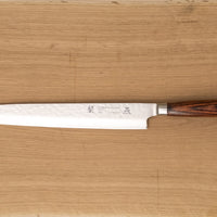 Sashimi 210 mm: Duga i uska oštrica je prikladna za rezanje tankih komada mesa i ribe. Ovaj je nož izvrstan za žar i sushi majstore te za sve ljubitelje odličnih odrezaka! Noževe Tamahagane izrađuju u Nigati u Japanu, u regiji poznatoj po proizvodima od čelika. Napravljeni su na tradicionalan način uz upotrebu moderne tehnologije.