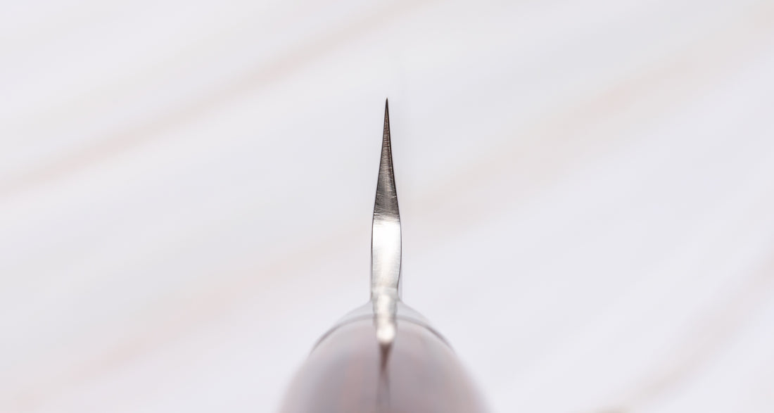 Tamahagane "TSUBAME" Sashimi-Slicer 210mmSashimi 210 mm: Duga i uska oštrica je prikladna za rezanje tankih komada mesa i ribe. Ovaj je nož izvrstan za žar i sushi majstore te za sve ljubitelje odličnih odrezaka! Noževe Tamahagane izrađuju u Nigati u Japanu, u regiji poznatoj po proizvodima od čelika. Napravljeni su na tradicionalan način uz upotrebu moderne tehnologije.