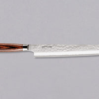 Tamahagane "TSUBAME" Sashimi-Slicer 240 mm Sashimi-SLicer 240 mm: Duga i uska oštrica je prikladna za rezanje tankih komada mesa i ribe. Ovaj je nož izvrstan za žar i sushi majstore te za sve ljubitelje odličnih odrezaka! Noževe Tamahagane izrađuju u Nigati u Japanu, u regiji poznatoj po proizvodima od čelika. Napravljeni su na tradicionalan način uz upotrebu moderne tehnologije.