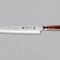 Tamahagane "TSUBAME" Sashimi-Slicer 240 mmSashimi-SLicer 240 mm: Duga i uska oštrica je prikladna za rezanje tankih komada mesa i ribe. Ovaj je nož izvrstan za žar i sushi majstore te za sve ljubitelje odličnih odrezaka! Noževe Tamahagane izrađuju u Nigati u Japanu, u regiji poznatoj po proizvodima od čelika. Napravljeni su na tradicionalan način uz upotrebu moderne tehnologije.