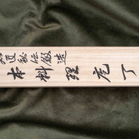 Tanaka Petty Aogami #2 Damascus izvrstan je izbor za sve kuhare koji žele ručno kovani japanski nož izrađen od tradicionalnog čelika s pravom japanskom finom oštrinom. Izvrstni čelik Aogami #2 jamstvo je za dugotrajnu oštrinu i brzo oštrenje. Dolazi u tradicionalnoj kutiji od drva paulovnije s crnim kanji slovima.