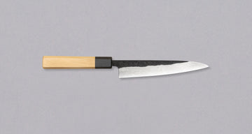 Taj ručno kovan petty nož je vrhunac Tojirove ponude noževa. Oštrica je od VG-10, obučena u 63 slojni damask uzorak s Kuro-uchi patinom. Japanska drška (wa) izrađena je od izdržljive i udobne cedrovine i ferrule iz tamne ebenovine. Nož je pogodan za domaćeg i profesionalnog kuhara.