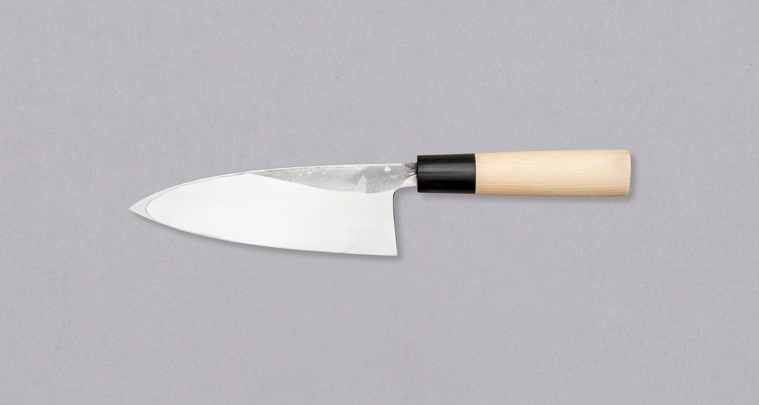 Tojiro Deba je srednje velika deba, namijenjena ljubiteljima ribe te, prije svega, profesionalnim kuharima. Debljina oštrice je 7 mm, dužina je 165 mm, dakle prigodna za filiranje srednje velike ribe. Drška noža je od drva tradicionalne magnolije, a obruč od bivoljeg roga. Nož s vremenom hrđa (Shirogami #1), ali se radi toga izvanredno lako brusi. Kupnja na ostarrub.com