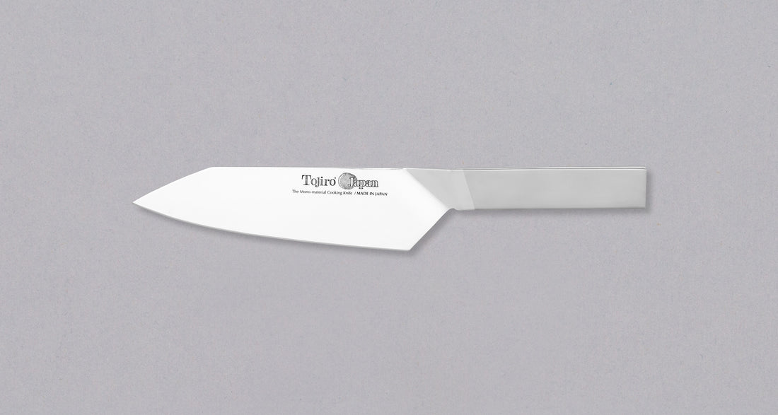 TOJIRO ORIGAMI Santoku 165 mm praktičan je svestrani kuhinjski nož za kućne i profesionalne kuhare, koji ne zahtijeva mnogo održavanja. Ističe se jedinstvenim dizajnom-nož je izrađen od jednog presavijenog komada, bez varenja. Dizajn je nagrađen svjetski poznatom nagradom za dizajn proizvoda, nagradom iF Design Award.