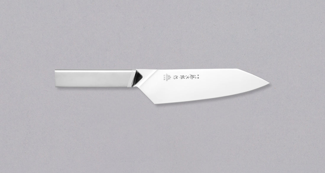 TOJIRO ORIGAMI Santoku 165 mm praktičan je svestrani kuhinjski nož za kućne i profesionalne kuhare, koji ne zahtijeva mnogo održavanja. Ističe se jedinstvenim dizajnom-nož je izrađen od jednog presavijenog komada, bez varenja. Dizajn je nagrađen svjetski poznatom nagradom za dizajn proizvoda, nagradom iF Design Award.