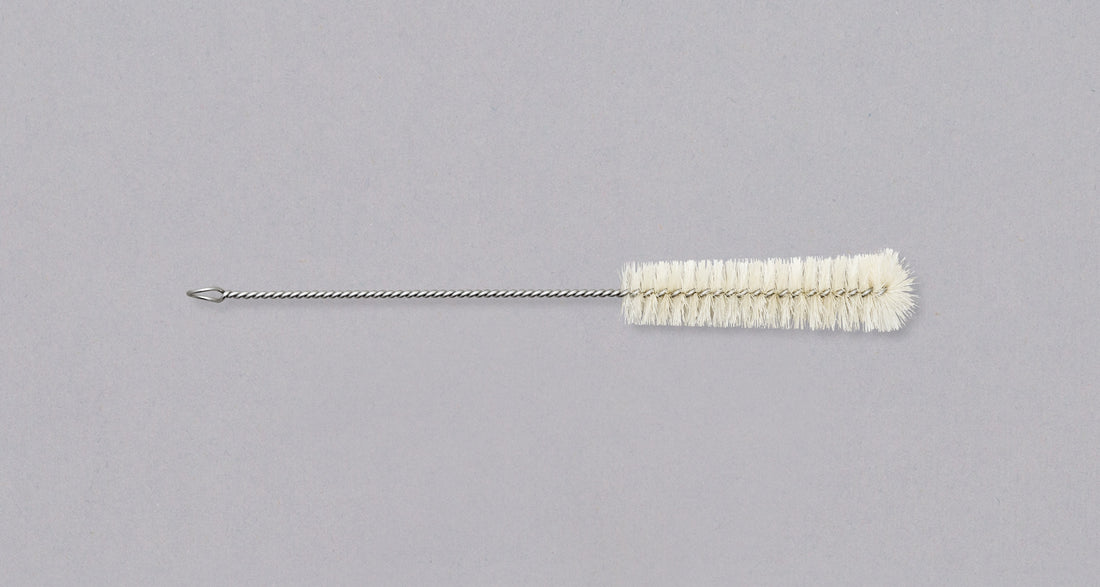 TOJIRO ORIGAMI Gyuto 180 mm praktičan je svestrani kuhinjski nož za kućne i profesionalne kuhare, koji ne zahtijeva mnogo održavanja. Ističe se jedinstvenim dizajnom-nož je izrađen od jednog presavijenog komada, bez varenja. Dizajn je nagrađen svjetski poznatom nagradom za dizajn proizvoda, nagradom iF Design Award.