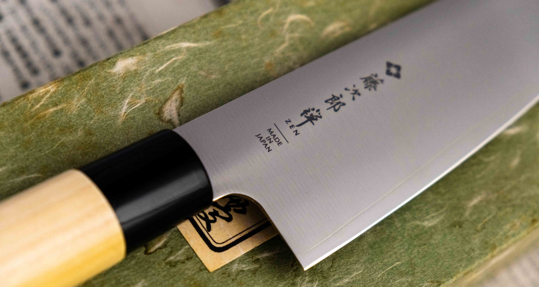 Tojiro Santoku Zen nož je renomiranog proizvođača Tojiro kojeg karakterizira japanska drška od magnolije, minimalistički oblikovana oštrica i tvrda legura čelika. Rezultat svega toga je lagan, oštar, svestran kuhinjski nož za amaterske i profesionalne kuhare, s oštricom koja je vrlo otporna na hrđu i jednostavno ju je ponovno brusiti.
