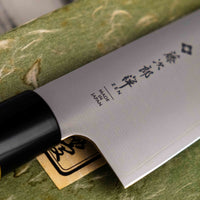 Tojiro Santoku Zen nož je renomiranog proizvođača Tojiro kojeg karakterizira japanska drška od magnolije, minimalistički oblikovana oštrica i tvrda legura čelika. Rezultat svega toga je lagan, oštar, svestran kuhinjski nož za amaterske i profesionalne kuhare, s oštricom koja je vrlo otporna na hrđu i jednostavno ju je ponovno brusiti.