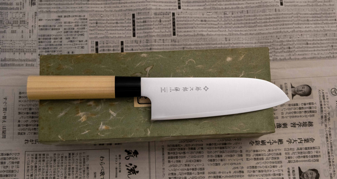 Tojiro Santoku Zen nož je renomiranog proizvođača Tojiro kojeg karakterizira japanska drška od magnolije, minimalistički oblikovana oštrica i tvrda legura čelika. Rezultat svega toga je lagan, oštar, svestran kuhinjski nož za amaterske i profesionalne kuhare, s oštricom koja je vrlo otporna na hrđu i jednostavno ju je ponovno brusiti.