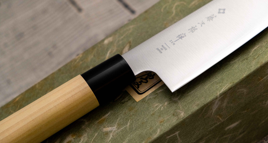 Tojiro Santoku Zen nož je renomiranog proizvođača Tojiro kojeg karakterizira japanska drška od magnolije, minimalistički oblikovana oštrica i tvrda legura čelika. Rezultat svega toga je lagan, oštar, svestran kuhinjski nož za amaterske i profesionalne kuhare, s oštricom koja je vrlo otporna na hrđu i jednostavno ju je ponovno brusiti.
