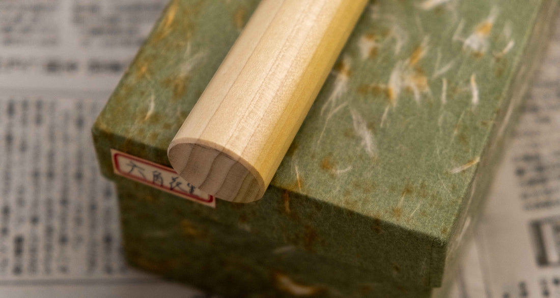Tojiro Santoku Zen nož je renomiranog proizvođača Tojiro kojeg karakterizira japanska drška od magnolije, minimalistički oblikovana oštrica i tvrda legura čelika. Rezultat svega toga je lagan, oštar, svestran kuhinjski nož za amaterske i profesionalne kuhare, s oštricom koja je vrlo otporna na hrđu i jednostavno ju je ponovno brusiti.